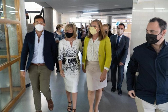 La consejera de Educación, Cultura y Deportes de C-LM, Rosa Ana Rodríguez, en el IES 'La Cañuela' de Yuncos