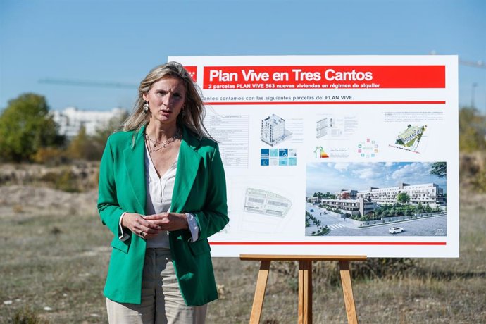 La consejera Paloma Martín ha visitado vuna de las parcelas del Plan Vive situada en el municipio Tres Cantos