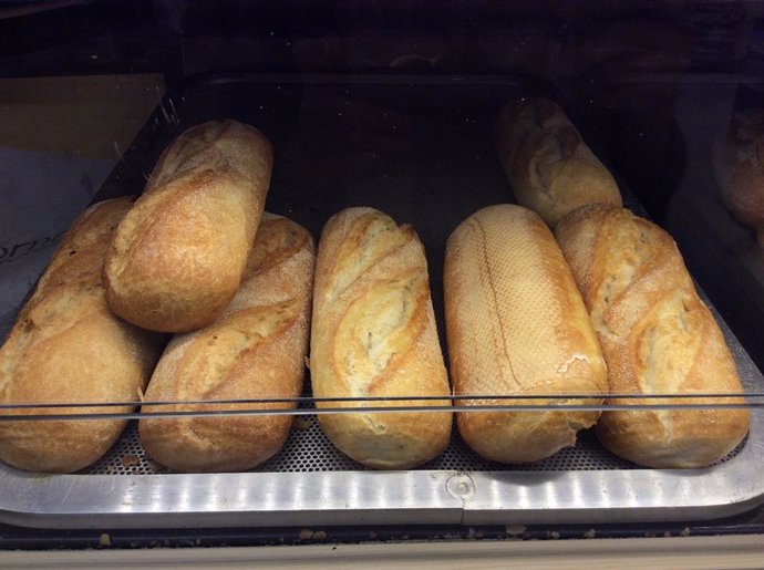 Archivo - Barras de pan en un supermercado
