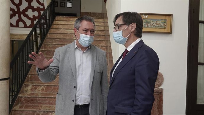 El secretario general del PSOE-A, Juan Espadas, y el presidente del PSC en el Parlamento de Cataluña, Salvador Illa, este viernes en la sede del PSOE-A, en Sevilla.