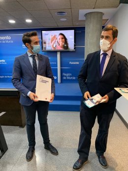 El consejero de Fomento e Infraestructuras, José Ramón Díez de Revenga, y el director de Vivienda, José Francisco Lajara, tras la presentación de las ayudas para facilitar el acceso al hogar