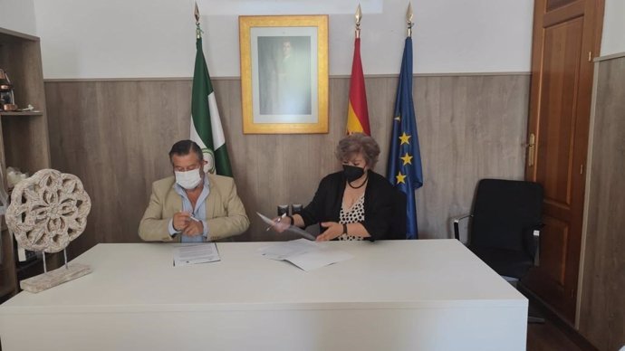 Firma del convenio entre el delegado territorial de Regeneración, Justicia y Administración Local, Alfredo Martín, y la alcaldesa, María Ángeles Carbajo.