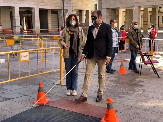 El consejero municipal de Acción Social y Familia del Ayuntamiento de Zaragoza, Ángel Lorén, traslada su apoyo a la ONCE y se compromete a impulsar la nueva Ordenanza de Accesibilidad y Derechos