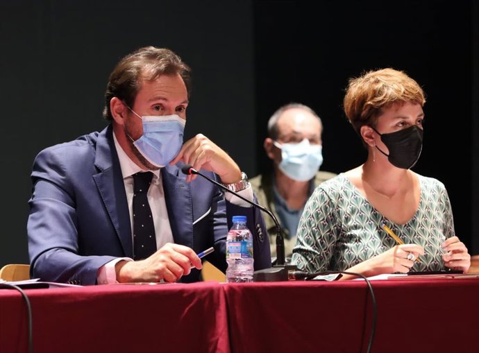 El alcalde de Valladolid, junto a la concejal de Medio Ambiente y Desarrollo Sostenible, María Sánchez, en la Asamblea de la Mancomunidad de Interés General.