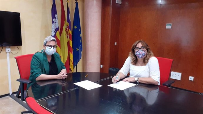 La regidora del área de Justicia Social, Feminismo y Lgtbi de Cort, Sonia Vivas, y la presidenta del Fondo Mallorquín de Solidaridad y Cooperación, Maria Antnia Mulet.