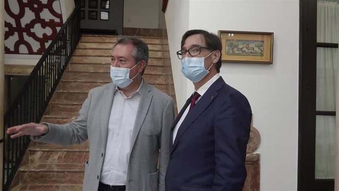 El secretario general del PSOE-A, Juan Espadas, y el presidente del PSC en el Parlamento catalán, Salvador Illa, este viernes en la sede del PSOE-A, en Sevilla.