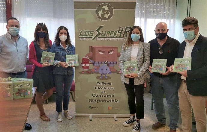Llamas (dcha.) y Martínez (izda.) muestran el material entregado al colegio de Posadas, junto a responsables del mismo.