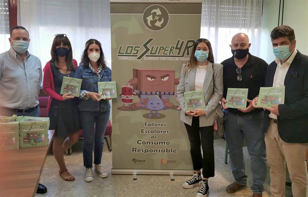 Llamas (dcha.) y Martínez (izda.) muestran el material entregado al colegio de Posadas, junto a responsables del mismo.