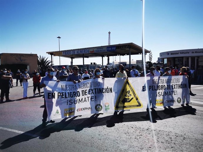 El sector agrario se manifiesta en Almería en protesta por el incumplimiento de los acuerdos de asociación UE-Marruecos.