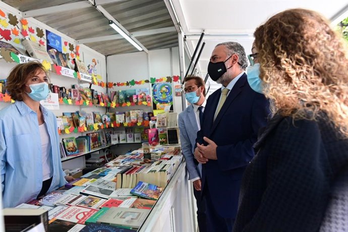 El delegado del Gobierno andaluz en Granada, Pablo García, junto a los delegados territoriales de Educación y Deporte, Ana Berrocal y de Cultura, Antonio Granados, visita la Feria del Libro.