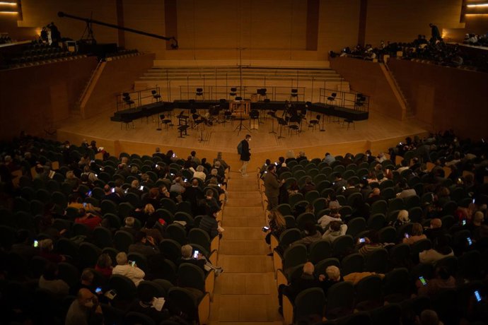Archivo - Varias personas acuden al concierto 'Jordi Savall. Un Nadal a Versalles' en el Auditorio de Barcelona, Catalunya (España), a 14 de diciembre de 2020. El comité técnico del Plan de Protección Civil de Catalunya (Procicat) ha aprobado desde hoy 