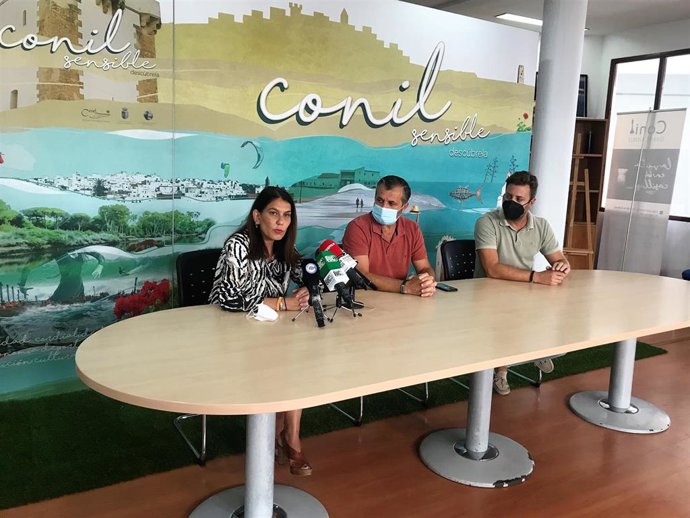 La delegada territorial de Turismo de la Junta en Cádiz, María Jesús Herencia, durante su visita a Conil de la Frontera.