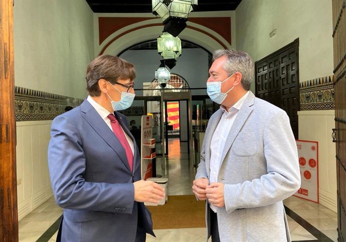 El secretario de Organización del PSC, Salvador Illa, y el secretario general del PSOE-A, Juan Espadas, este viernes en la sede del PSOE-A, en Sevilla.