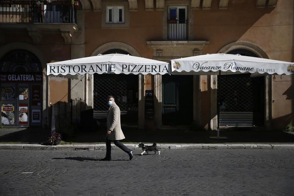 Archivo - Un hombre pasea a su perro en Roma durante la pandemia