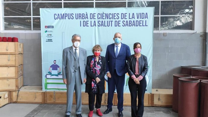 El presidente de la Fundación del Diseño Textil, Juan José Pérez; la presidenta del Consorci Corporació Sanitria Parc Taulí, Mariona Creus; el rector de la Universitat Autnoma de Barcelona (UAB), Javier Lafuente, y la alcaldesa de Sabadell, Marta Farr