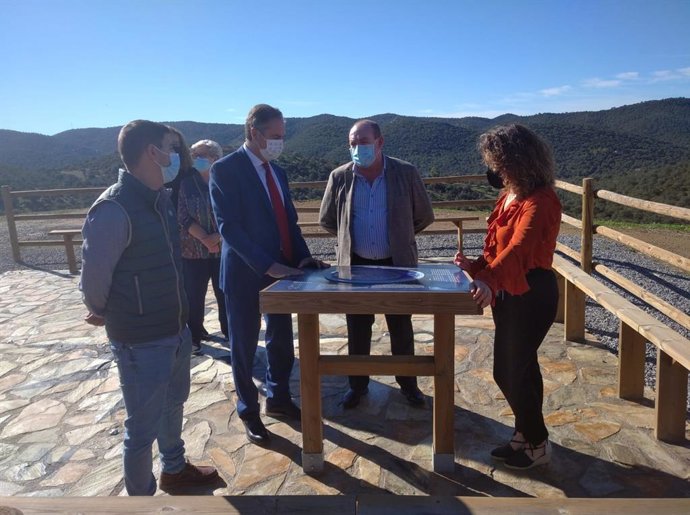 Pimentel (centro), durante su visita a recursos turísticos de Villaharta.