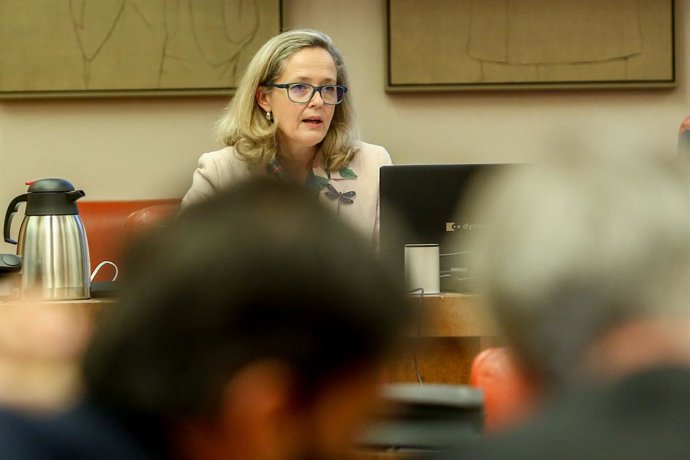 La vicepresidenta primera del Gobierno y ministra de Asuntos Económicos y Transformación Digital, Nadia Calviño, comparece en la Comisión de Asuntos Económicos del Congreso de los Diputados, a 6 de octubre de 2021, en Madrid.