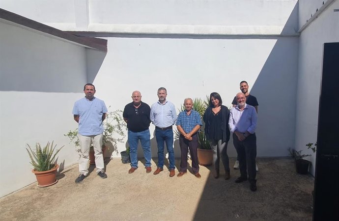 Francisco Ángel Sánchez (centro), junto a responsables de la Asociación Dolmen de Posadas.