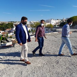 El delegado territorial de Regeneración, Justicia y Administración Local en Cádiz, Miguel Rodríguez, durante su visita de este viernes a Trebujena.