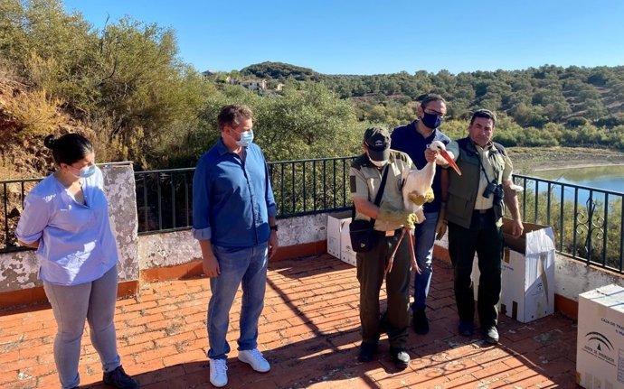 Aloisio (dcha.) observa como dos agentes de Medio Ambiente van a liberar a una cigüeña.