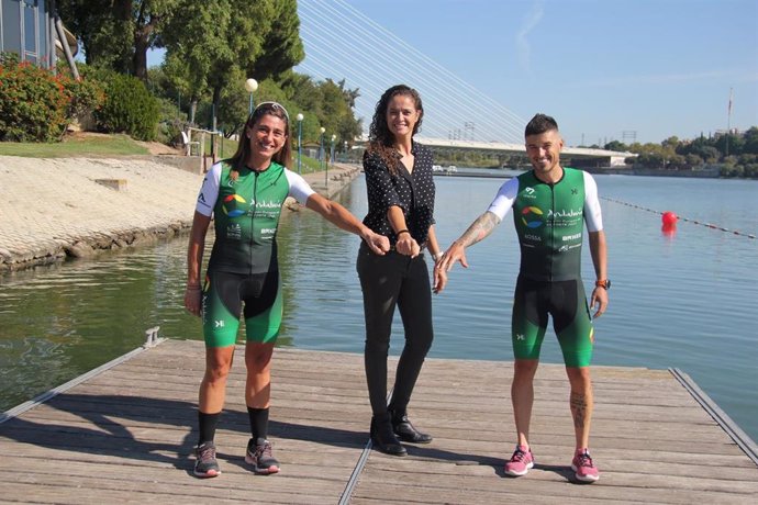 Luisa Cuenco y 'Chamba', en el equipo Andalucía Región Europea del Deporte en la 'Titan Desert'.