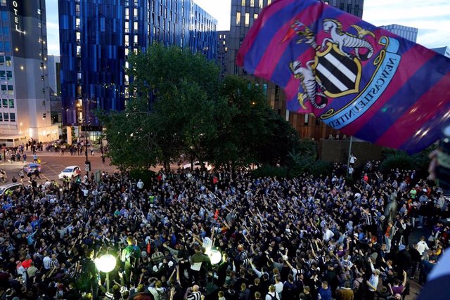Aficionados del Newcastle celebra en Saint James Park la aprobación por parte de la Premier League de la compra por parte de un fondo de Arabia Saudí