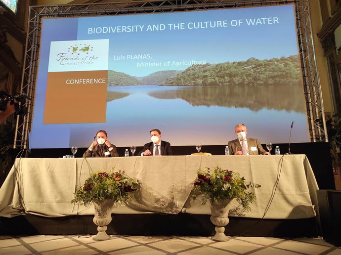 El ministro de Agricultura, Pesca y Alimentación, Luis Planas, (en el centro) antes de ofrecer la conferencia.