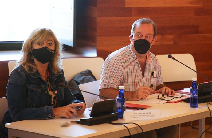 Ana Ollo, consejera de Relaciones Ciudadanas, y Mikel Arregi, director gerente de Euskarabidea