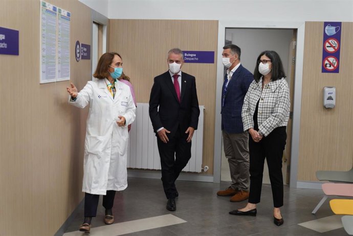 El lehendakari, Iñigo Urkullu (2i), y la directora general de Osakidetza, Rosa Pérez Esquerdo (d), en la inauguración del nuevo Hospital de Día Psiquiátrico Infanto-Juvenil de Bizkaia, a 8 de octubre de 2021, en Bilbao.