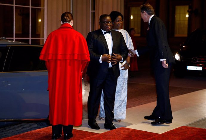 Archivo - 20 January 2020, England, London: President of Sierra Leone Julius Maada Bio (2nd L) arrives for a reception at Buckingham Palace as part of the 2020 UK-Africa Investment Summit. Photo: Henry Nicholls/PA Wire/dpa