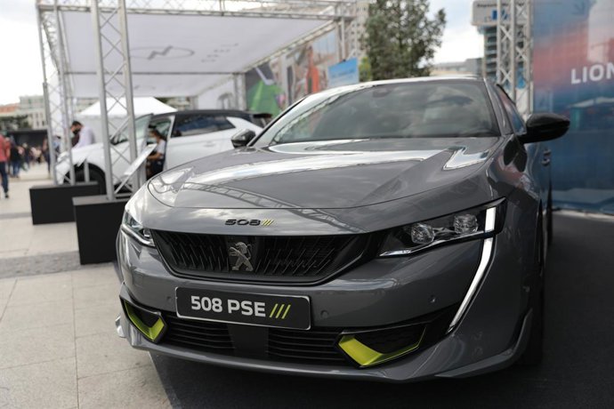 El nuevo Peugeot 508 eléctrico, en la sexta edición de la Feria del Vehículo Eléctrico de Madrid 2021 (VEM), en la Plaza de Colón, a 17 de septiembre de 2021, en Madrid (España).