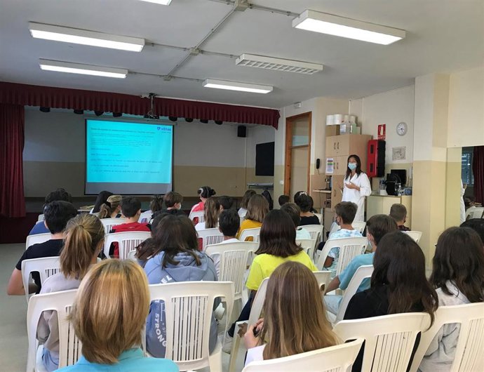 El Hospital Vithas Xanit Internacional se traslada a los colegios para concienciar a los más jóvenes sobre la importancia de una correcta higiene postural
