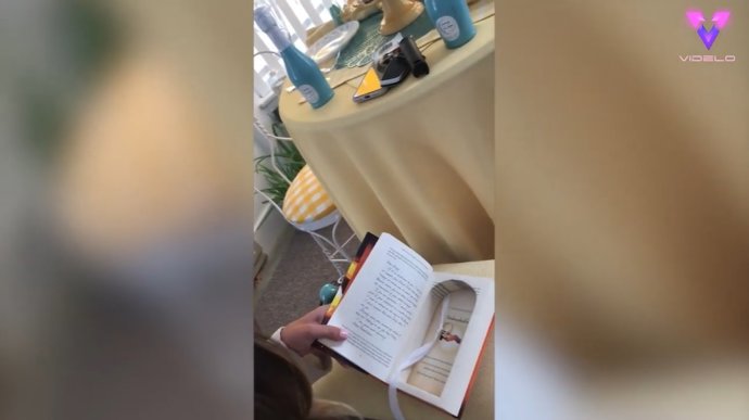 Una joven se lleva una sorpresa en forma de anillo de compromiso al recoger un pedido de libros de una librería