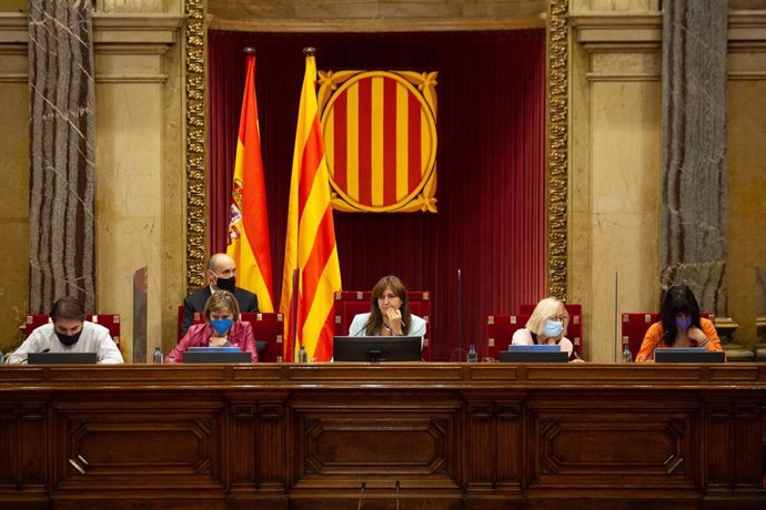 La presidenta del Parlament, Laura Borrs, en la segunda sesión del Pleno en el Parlament de Cataluña, a 6 de octubre de 2021, en Barcelona, Cataluña (España). Durante esta sesión de control, el Govern de la Generalitat responde a cuestiones relacionada