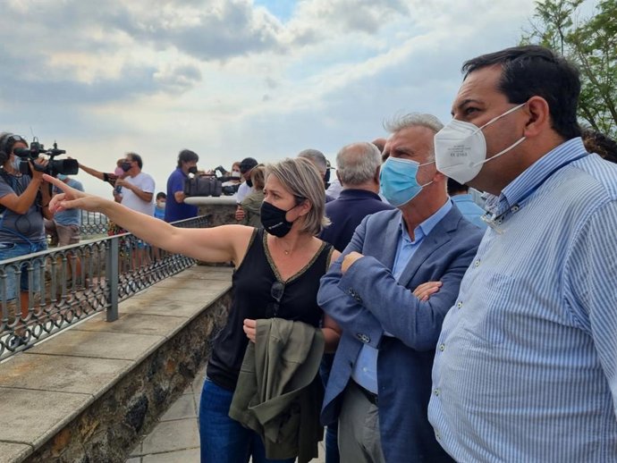 La consejera de Agricultura, Ganadería y Pesca del Gobierno de Canarias, Alicia Vanoostende, junto al presidente de Canarias, Ángel Víctor Torres, en una visita a las zonas afectadas por la erupción en La Palma