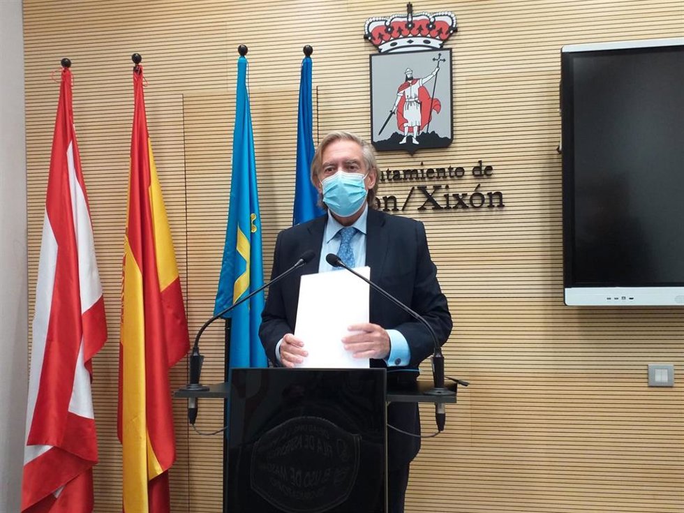 Alberto López-Asenjo,  concejal no adscrito y ex edil del PP del Ayuntamiento de Gijón, en rueda de prensa en el Consistorio gijonés