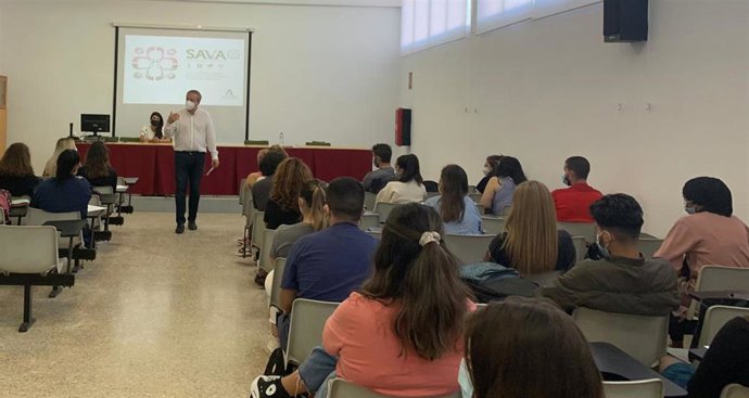 Delgado da una charla sobre el SAVA en el IES Alhadra