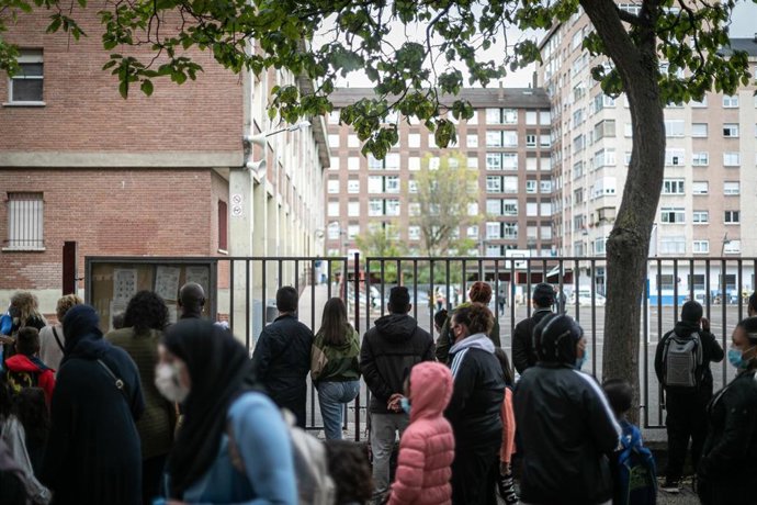 Archivo - Padres y alumnos a las puertas del CEIP, en Vitoria-Gasteiz, País Vasco 