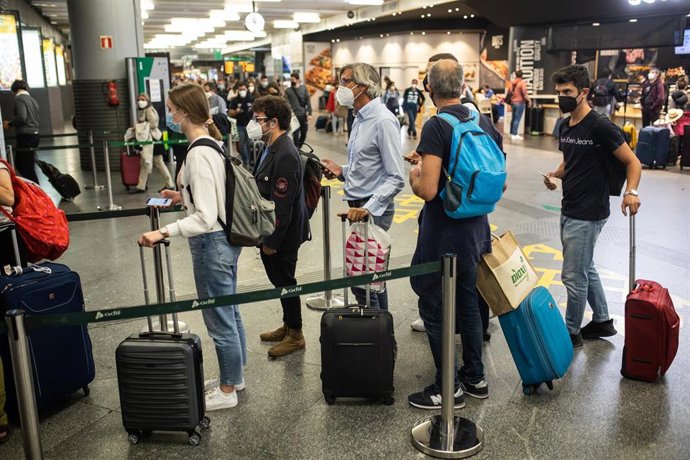 Varias personas en las instalaciones de la estación de Atocha tras desconvocarse la huelga de Renfe