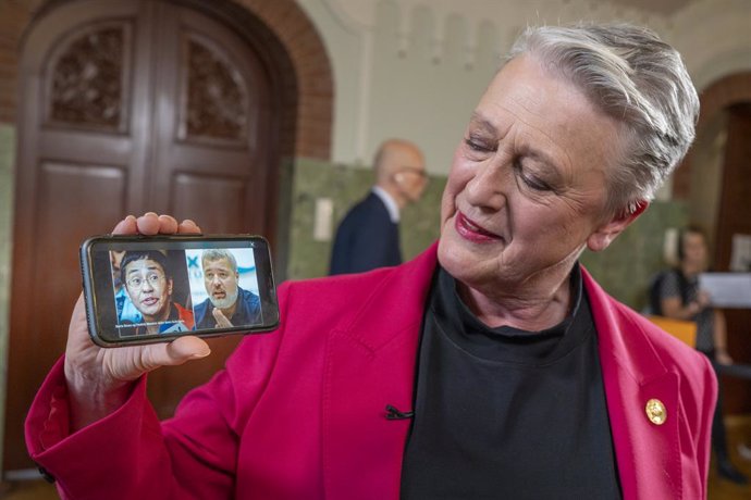 08 October 2021, Norway, Oslo: The chairman of the Norwegian Nobel Peace Prize Committee, Berit Reiss-Andersen, shows a picture of this year's Peace Prize winners, journalists Maria Ressa and Dmitry Muratov during the announcement of the Nobel Peace Pri