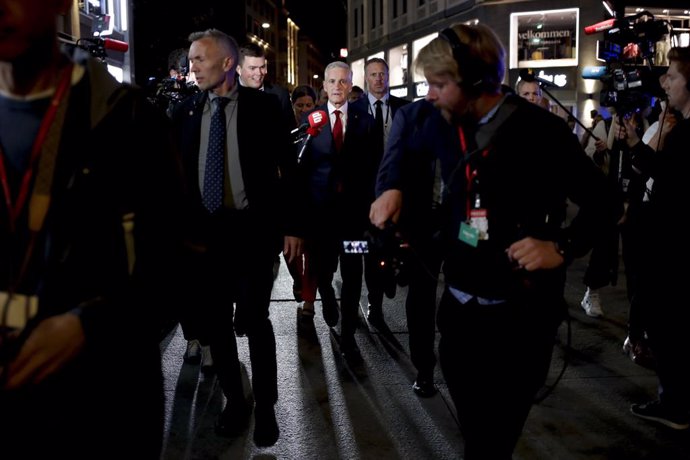 13 September 2021, Norway, Oslo: Norwegian  Labor leader Jonas Gahr Store surrounded by security guards and press people on their way to the Stortinget after the Labor Party's election vigil at Folkets hus during the 2021 parliamentary election. Norway'
