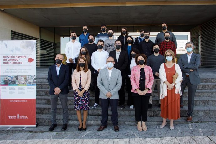 La consejera Maeztu y el consejero Cigudosa, con los participantes en el curso