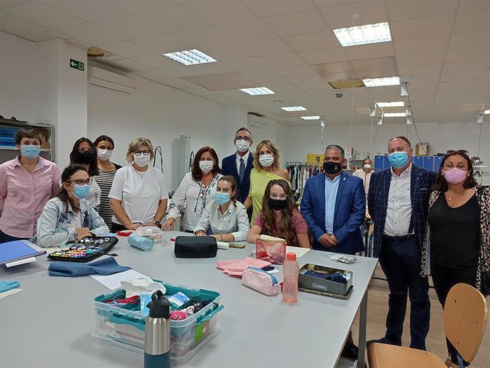 Visita de la delegada de Educación en Córdoba, Inmaculada Troncoso, a un ciclo formativo de Confección y Moda en el IES 'Colonial' de Fuente Palmera.