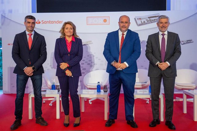 El vicepresidente del Gobierno regional, José Luis Martínez Guijarro, ha participado en la apertura del Foro ‘Los actuales desafíos de las empresas’ organizado por La Tribuna, en colaboración con el Banco Santander.