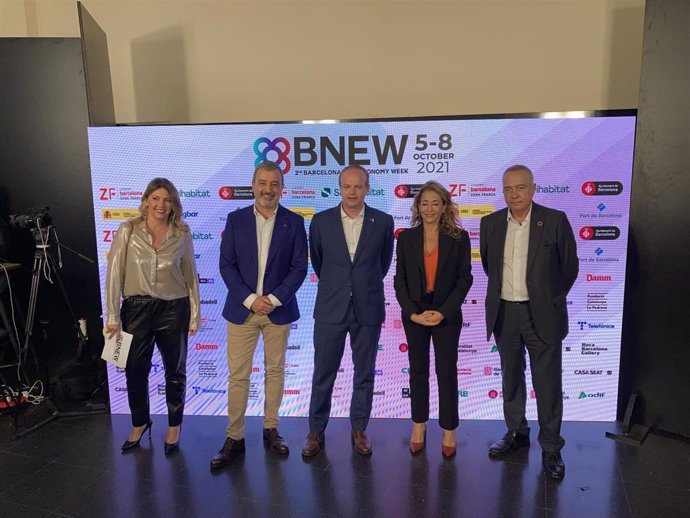 La ministra Raquel Sánchez, junto al secretario de Empresa y Competitividad de la Generalitat, Albert Castellanos; el primer teniente de alcalde del Ayuntamientos de Barcelona, Jaume Colloboni, y el delegado especial del Estado en el CZFB, Pere Navarro.