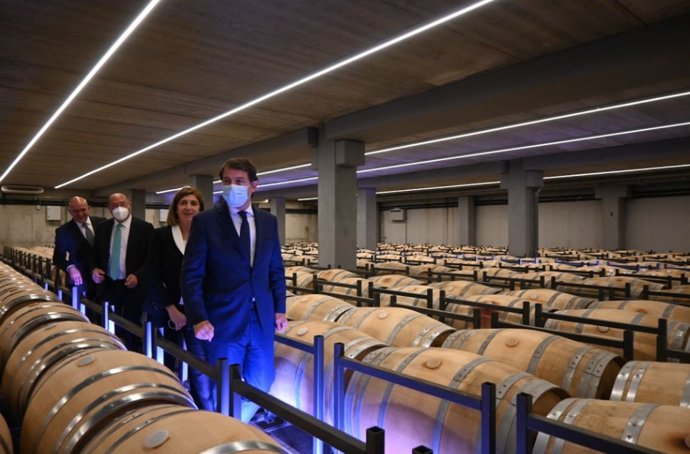 El presidente de la Junta de Castilla y León, Alfonso Fernández Mañueco, durante su visita a las nuevas instalaciones de Bodegas Matarromera.