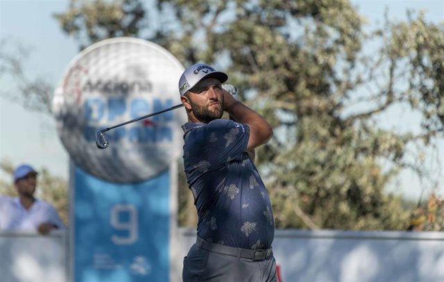 El golfista español Jon Rahm acaricia el liderato en el Open de España