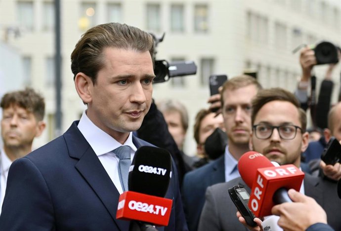 07 October 2021, Austria, Vienna: Austrian Chancellor Sebastian Kurz speaks to the media upon arrival for a meeting with President Alexander Van der Bellen at the Hofburg Palace on the backdrop of the latest corruption probe targeting the office of Aust