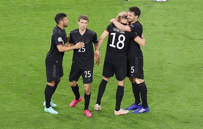 Archivo - Goretzka y Muller celebran un tanto de la selección alemana de fútbol