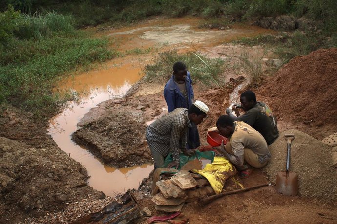 Archivo - Labores de extracción en una mina de oro en el suroeste de Zimbabue (imagen de archivo).